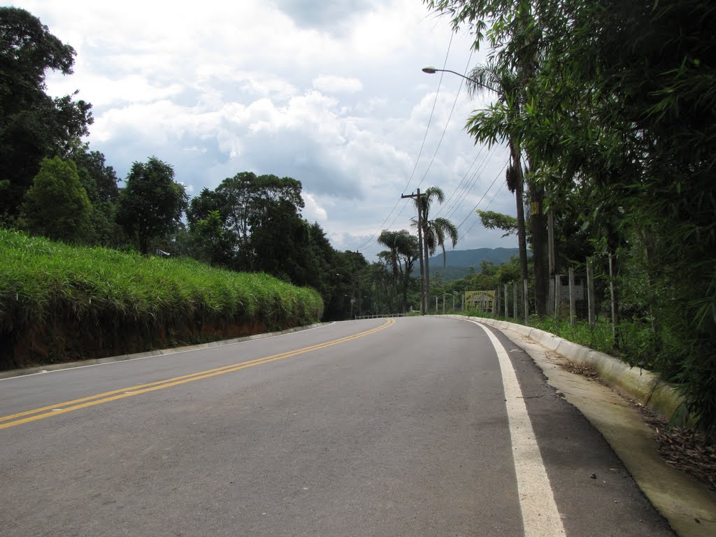 Estrada dos romeiros próximo ao Restaurante Japiapé. by joao batista Shimoto