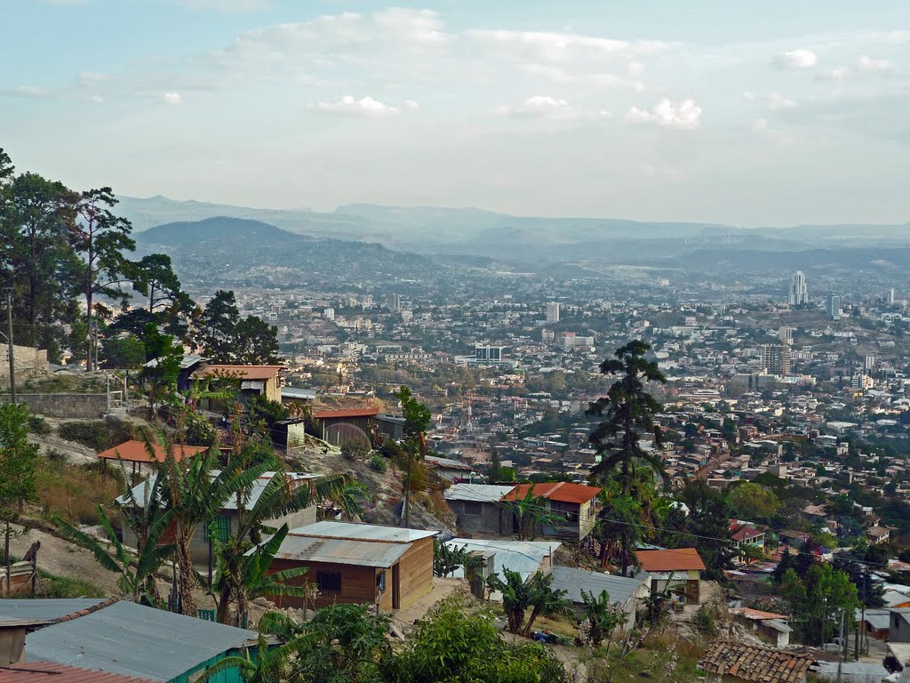 Tegucigalpa, Panorama, Carretera al Picacho by Lindlein