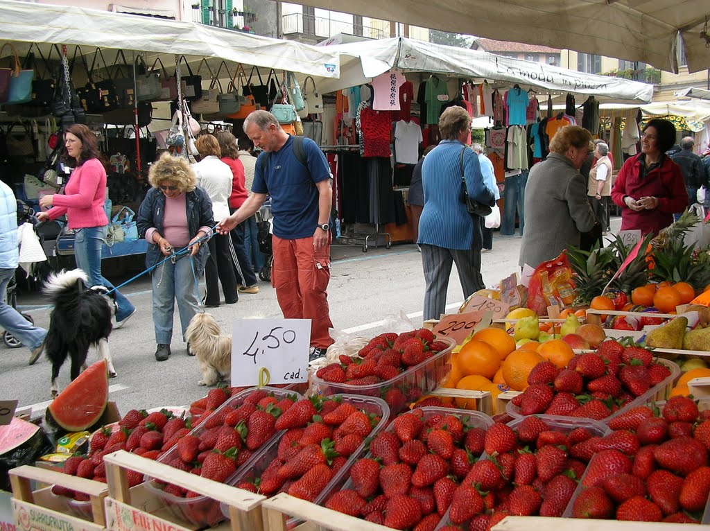 Freitag, Markttag in PALLANZA - dieser aromatischer Erdbeeren- Duft . . . by ReinhardKlenke