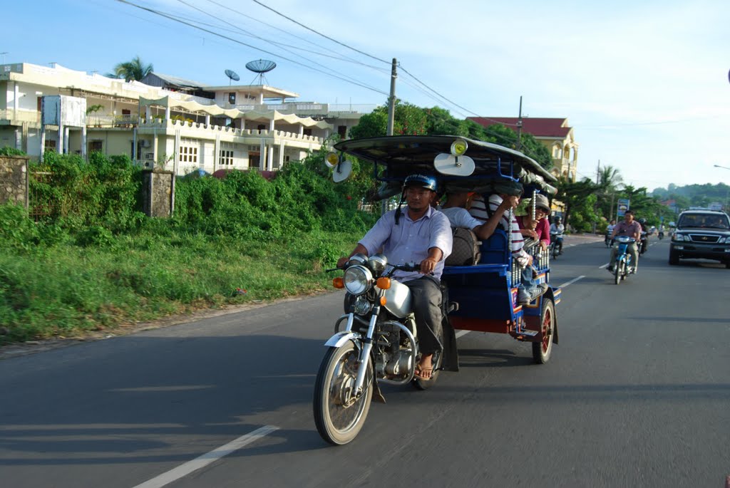 On the way in Sihanouk Ville by Vichheka SOK