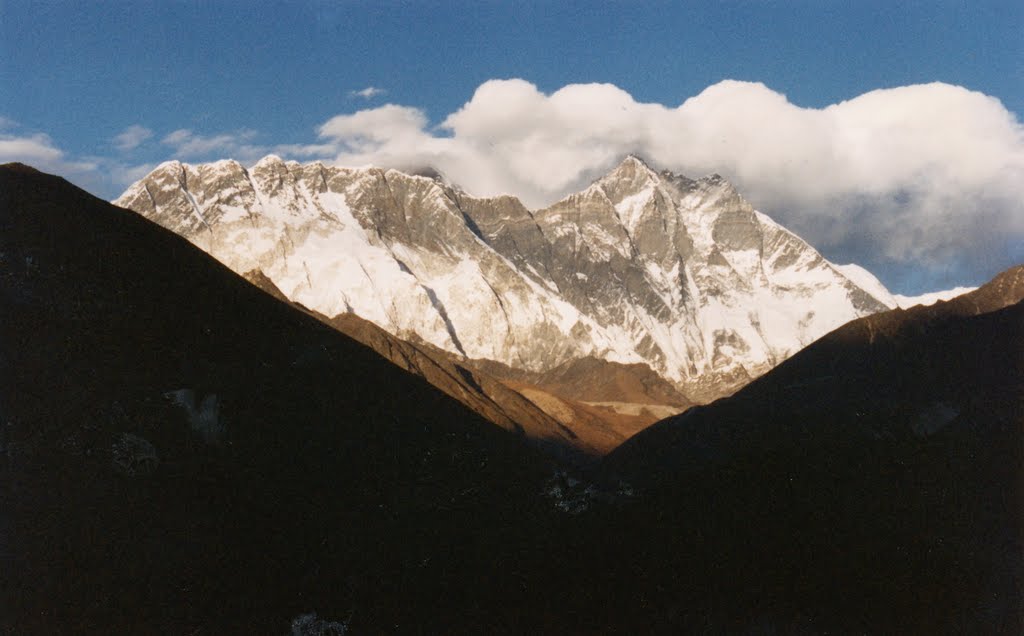 Mt Everest with Streaming Clouds by snucklepuff