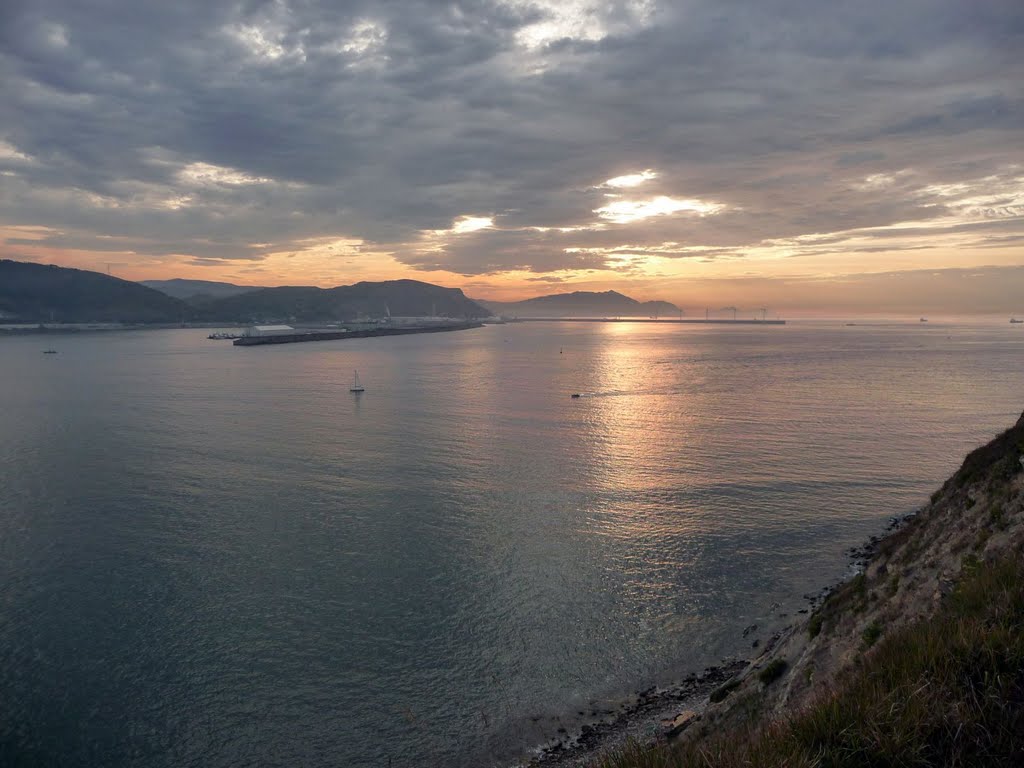 Santurtzi - Vista del superpuerto desde Punta Galea - Getxo by avensisfotos