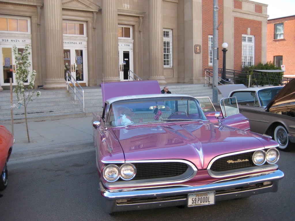 Un Pontiac de los 60 en la ciudad de Anaconda by R Melgar