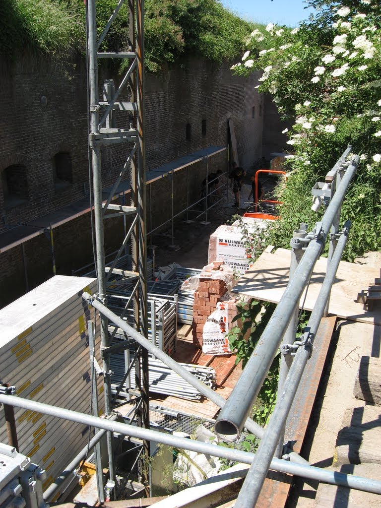 Fort Pannerden: restauratie casco in volle gang, mei '09. by Bas Apeldoorn