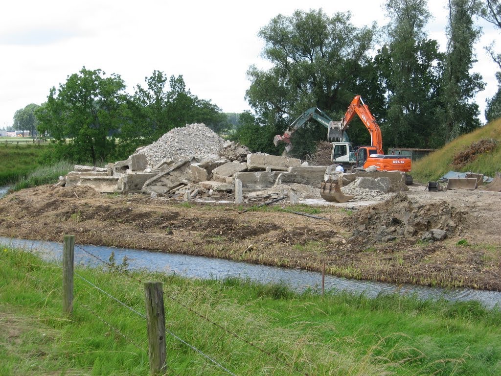 Fort Bakkerskil: sloop van naoorlogse betonnen schuren als onderdeel van de restauratie, juli '08. by Bas Apeldoorn