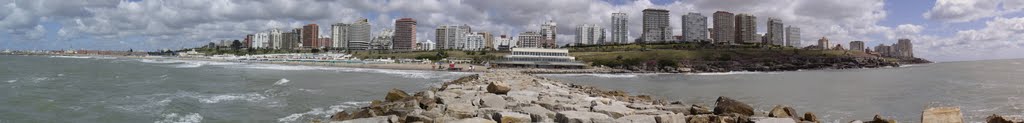 Mar del Plata desde la escollera de Playa Grande by Mario Prada