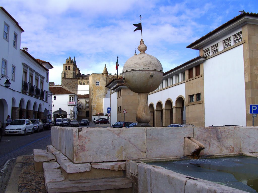 Porta da Moura, Évora, Portugal. by Caio Graco Machado