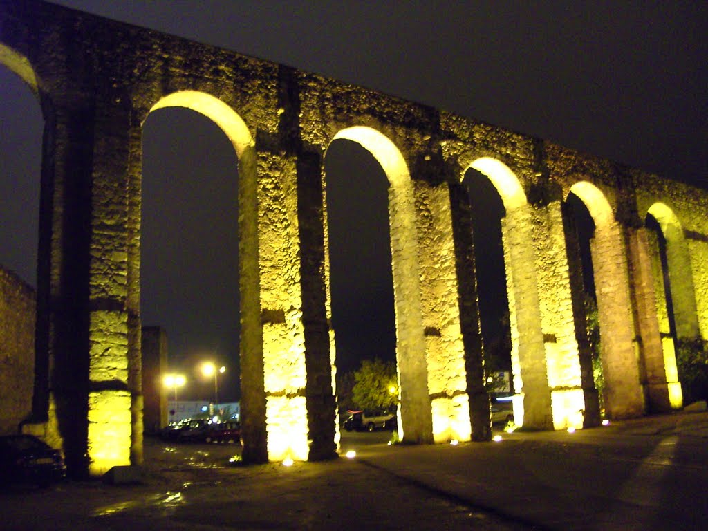 Aqueduto romano de Évora, Portugal. by Caio Graco Machado