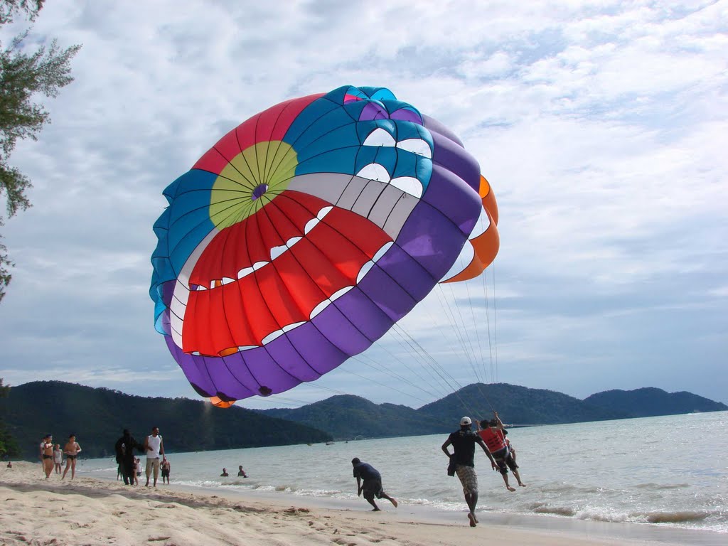 Parasailing in Batu Feringgi by Christof Verboven