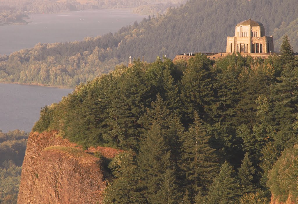 Crown Point Vista House in the evning sunlight by Ibaragino Kumasan