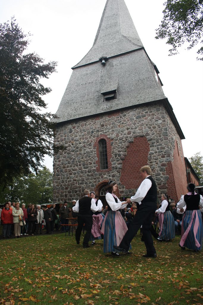 Erntedankfest vor der Kirche in Gleschendorf by Gerda Petrich