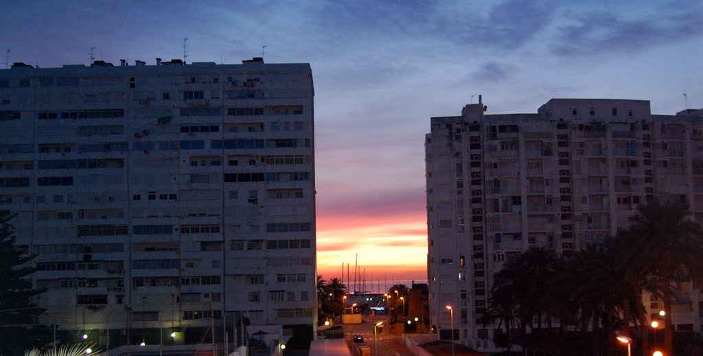 Amanecer atrapado entre edificios by huertjs