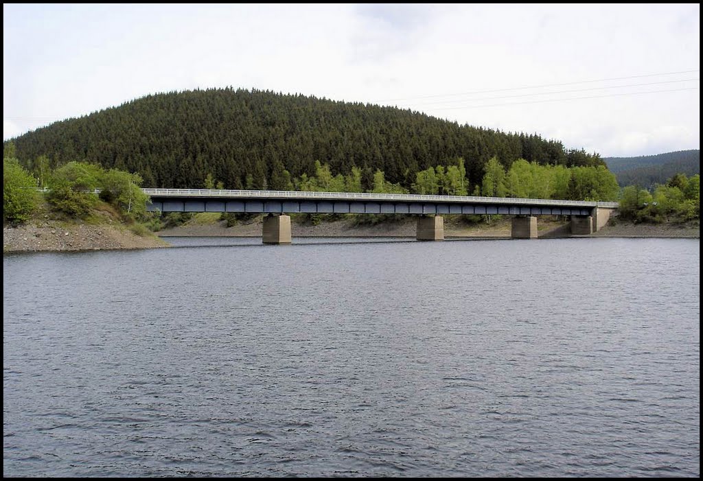 Blick zur Brücke im Okerstausee, Mai 2006 by Dan-Fan