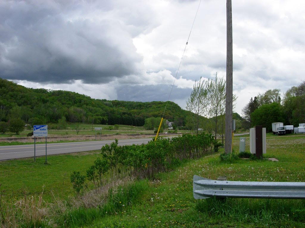 Highway 61 southeast of Red Wing by munsc005