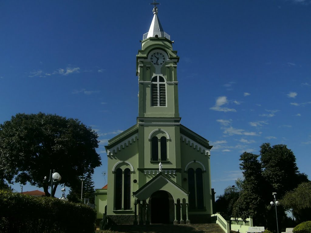 Igreja Matriz com nova pintura by Luís Pedrassoli Franzini