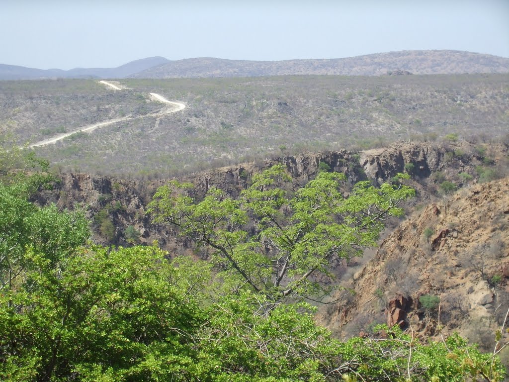 Fernblick von den Ruacana-Wasserfällen aus auf die Piste D3700 entlang der Grenze zwischen Namibia und Angola by Wolfgang Hanko