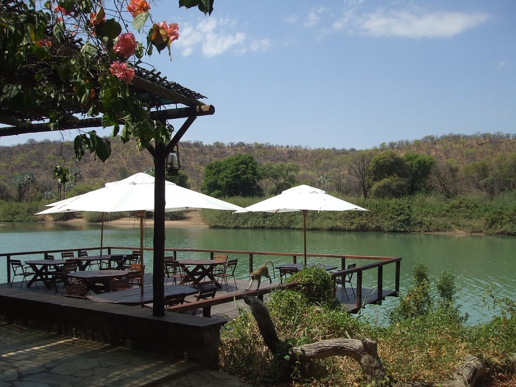 In der Kunene River Lodge - Außenbereich des Restaurants über dem Kunene mit Blick in Richtung Angola; 31.10.10 by Wolfgang Hanko