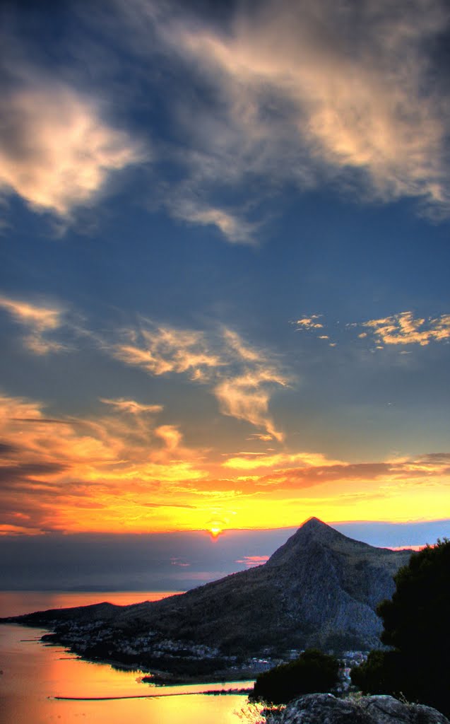 Glowing sun above Omis by trinity19