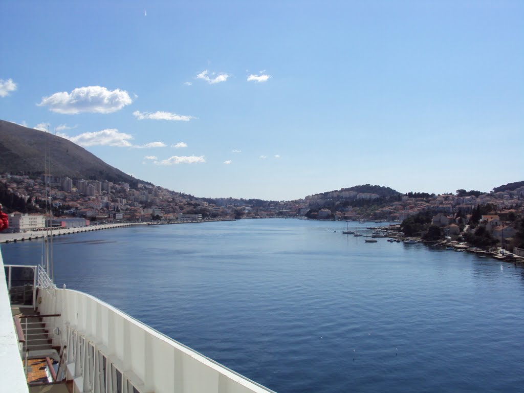 Entrando a Dubrovnik - Croacia by Juan Ardébol