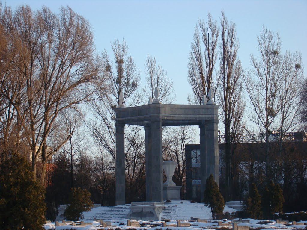 Specjalny nagrobek -olbrzymia monumentalna Glorieta (projektu R.Felińskiego - 1947 r.) by Adam/Maciej Czykinowski