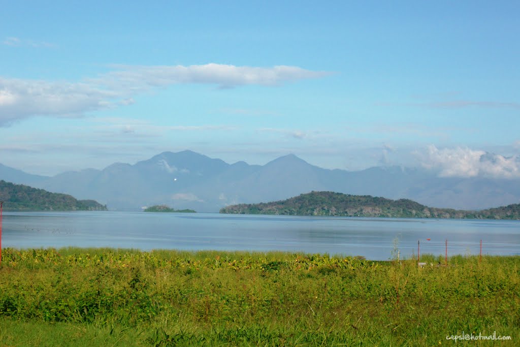 Lago de Valencia, vista desde Magdaleno by Carlos E. Pérez (CEPSL)