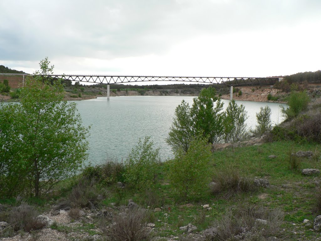 Viaducto de Alcocer con agua by panoramio1964