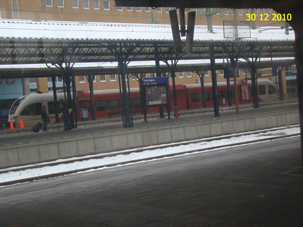 1502 30-12-10 NVBS Oliebollenrit naar de STAR 6 Station Groningen Trein van Arriva naar Nieuweschans by paklos