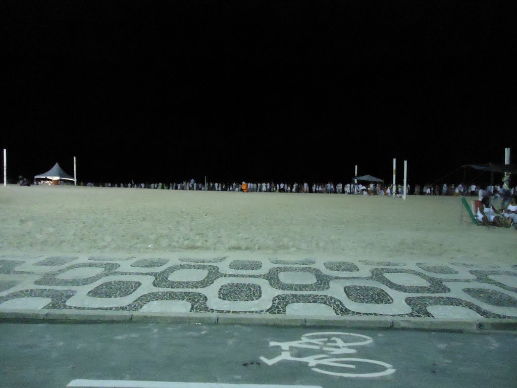 Fila pra festa de ano novo em Ipanema by alexandre przewodows…