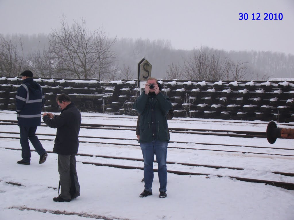 1521 30-12-10 NVBS Oliebollenrit naar de STAR 25 Stadskanaal STAR Mijn neef en ik maken foto's van elkaar by paklos