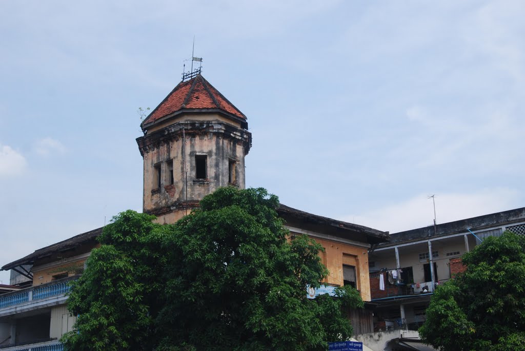 Old building in Phnom Penh by Vichheka SOK