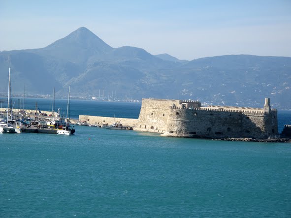 Ο Κούλες . The medieval castle by erikpraisos