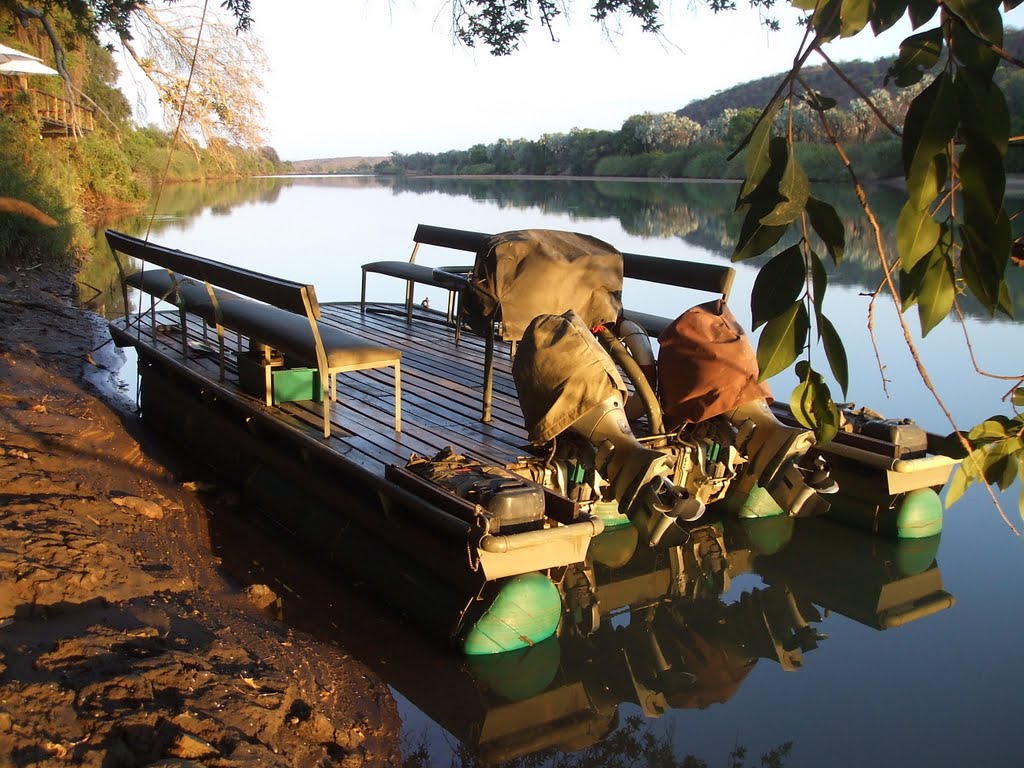 Kunene River Lodge - noch eine Impression der "Motorjacht" der Lodge am Morgen des 1.11.10 by Wolfgang Hanko