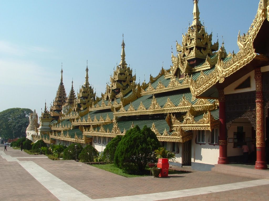 Shwedagon Pagoda(Ramareddy Vogireddy) by RamaReddy Vogireddy