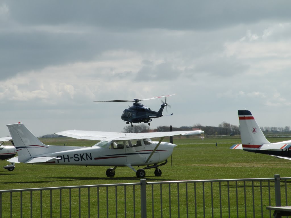 Texel Airport, training with new police helicopter (© wfmw) by © wfmw