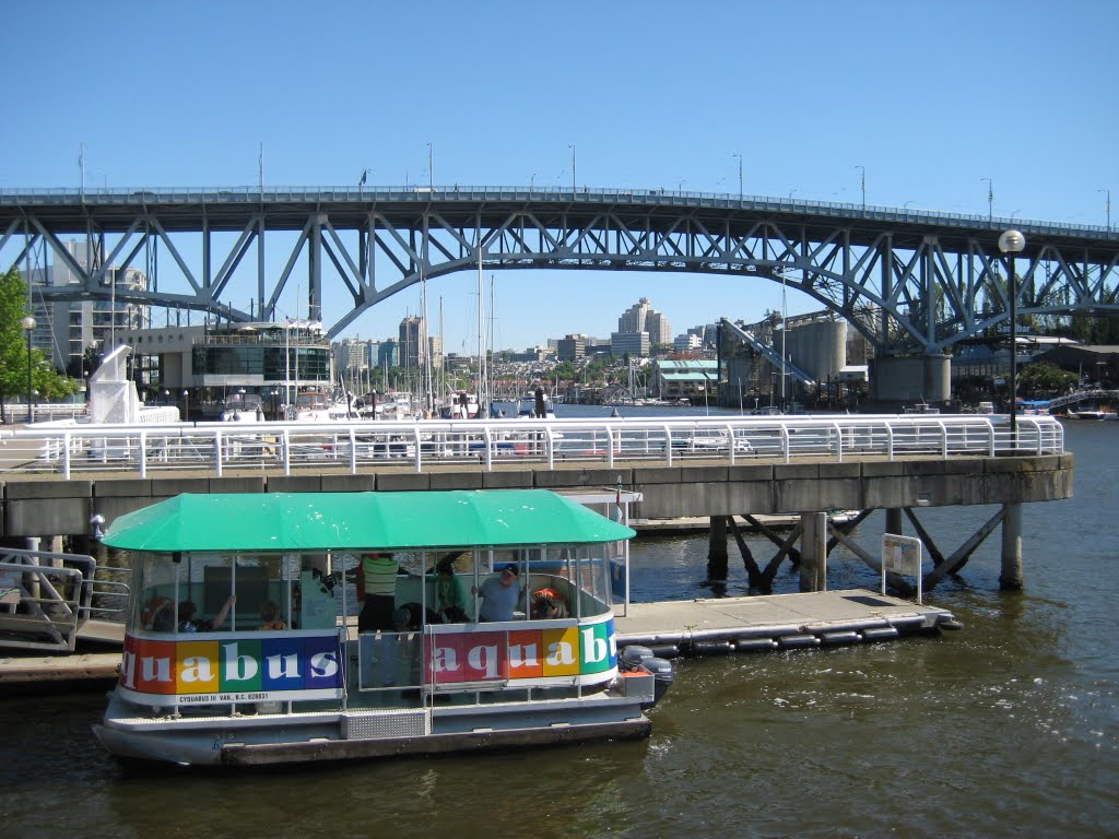 El Granville Bridge desde la parada de aquabus en el puente Burrard,en Vancouver by R Melgar