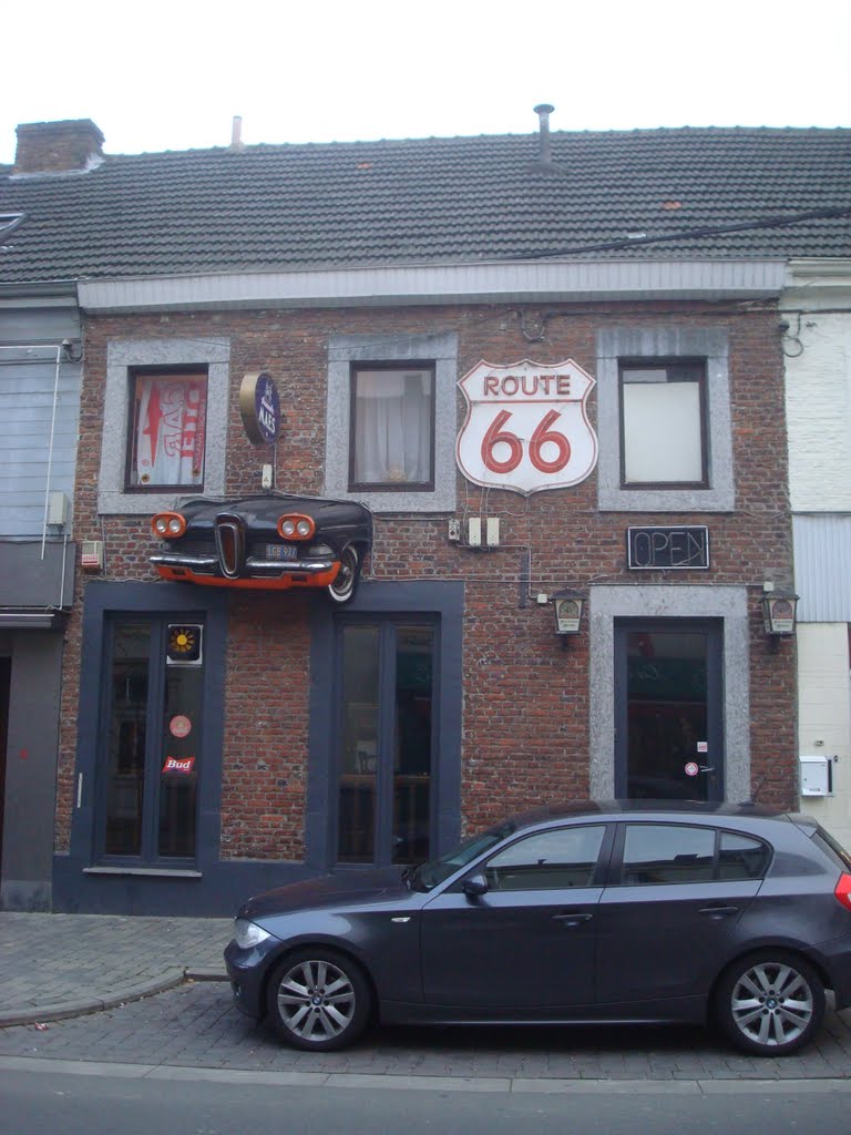 Café route 66 et sa voiture dans la facade by okapi07