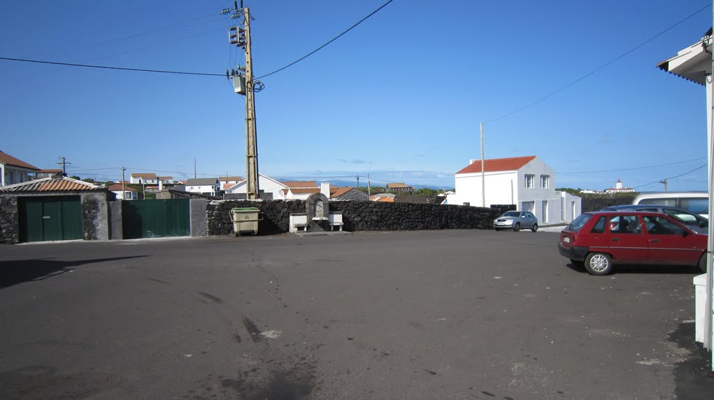 Foto tirada no largo da Manhenha,freguesia da Piedade,concelho da Vila das Lajes,ilha do Pico, Acores,foto tiradado sul para o norte da ilha,a direita o farol e ao meio por cima das casas,ainda se ve o azul parte da ilha de Sao Jorge . by Herbert Terra