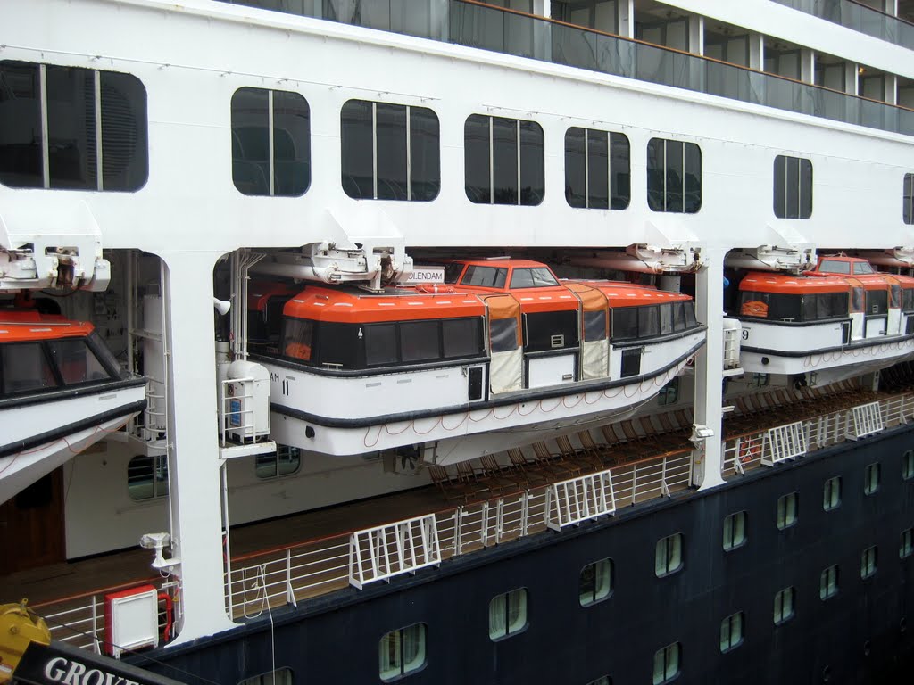 Botes salvavidas preparados para cruceros a Alaska by R Melgar