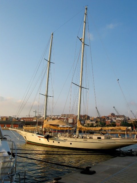 Velero de lujo en el Puerto de Tarragona by Jose Antonio Cordoba