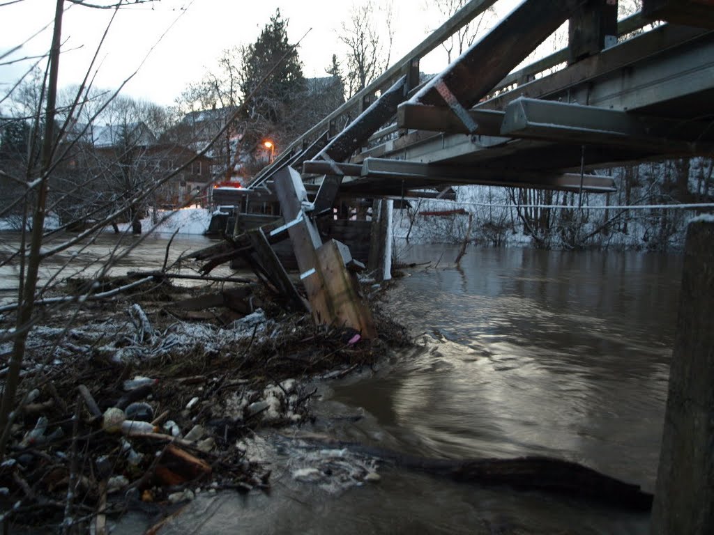 Holzbrücke Gutenstein - Pfeiler wird vom Hochwasser zerstört 2010 by glocker