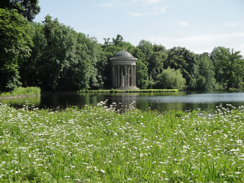 Apollotempel Schloßpark Nymphenburg by Uwe Gottschling