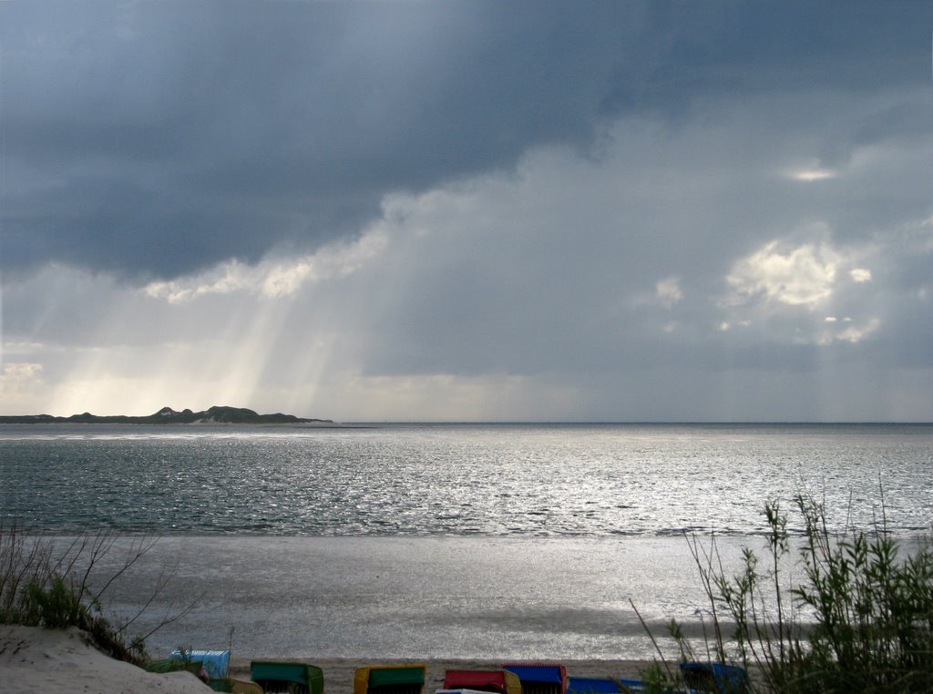 Utersum Strand. Wolkenstimmung über Amrum Odde by Lothar Wiese