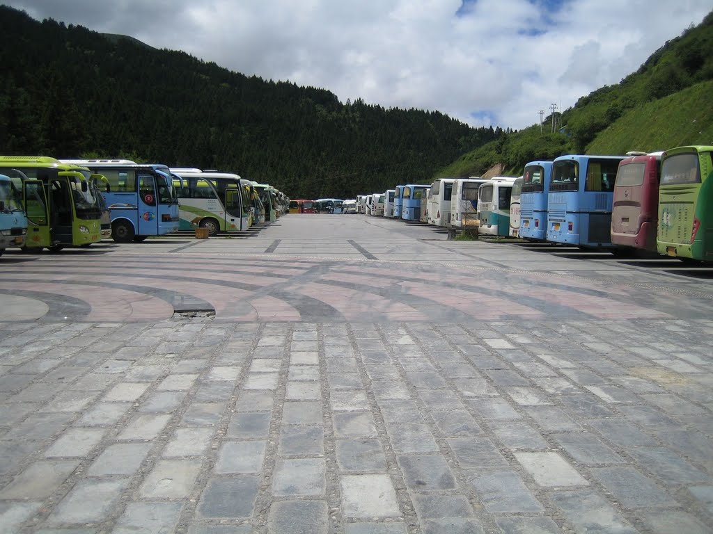 四川 黃龍景區 停車場 Sichuan Huanglong public car-park by Peter F C Mok