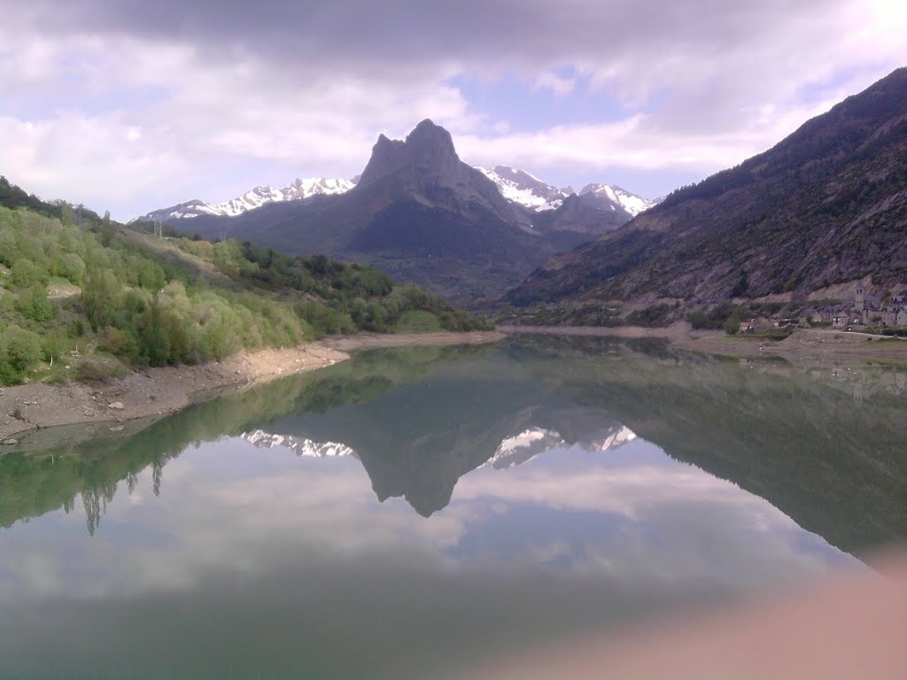 Pantano de lanuza / zalew Lanuza by Andrzej Urban