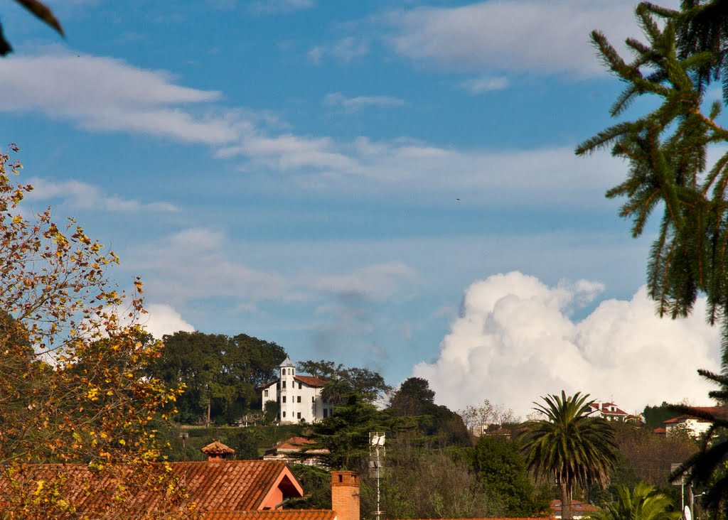 Nubes amistosas en la colina de la Corolla by Juan Miguel Figueroa