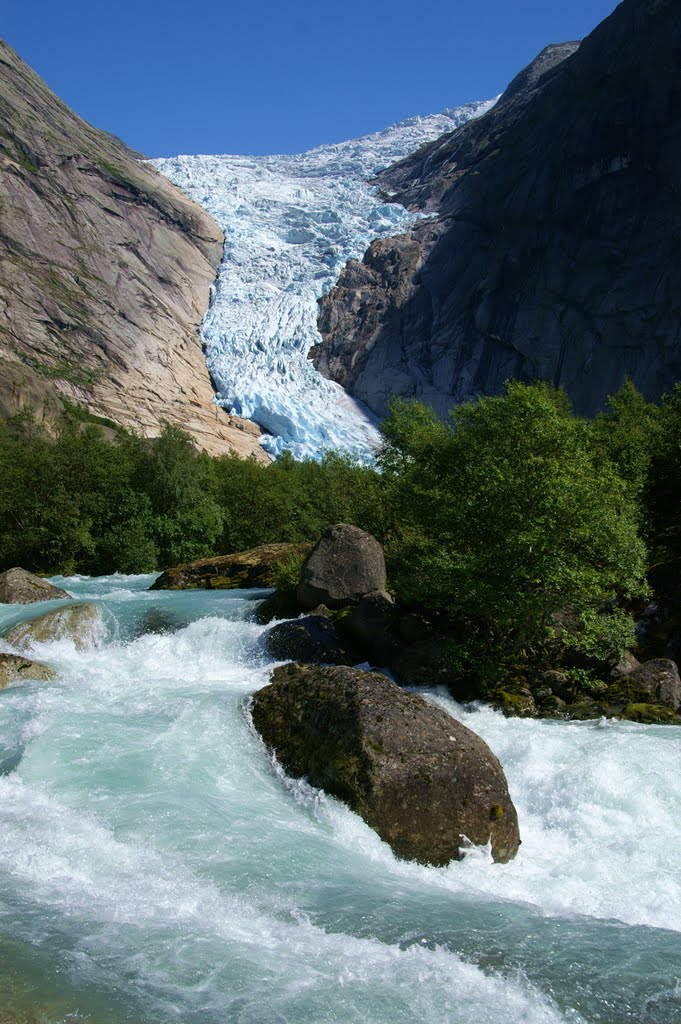 Along the path to the Briksdal gletsjer in Norway by Richard Wijlage