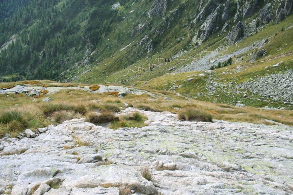 IL SENTIERO DI FONDOVALLE TERMINA E SI SALE DIRETTAMENTE DA QUESTI LASTONI DI ROCCIA by GIORGIO FIORENTINI