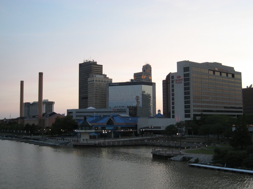 East Toledo, Toledo, OH, USA by Lee Ovaltine