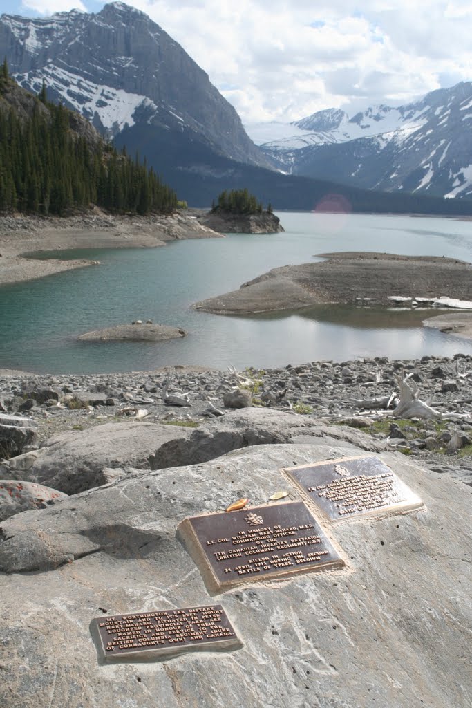 Placas conmemorativas en el Spray Lake, Kananaskis by R Melgar