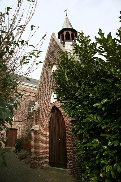 Steendorp, Kapel in de Muntstraat (naast kerk) by Peter Perdaen